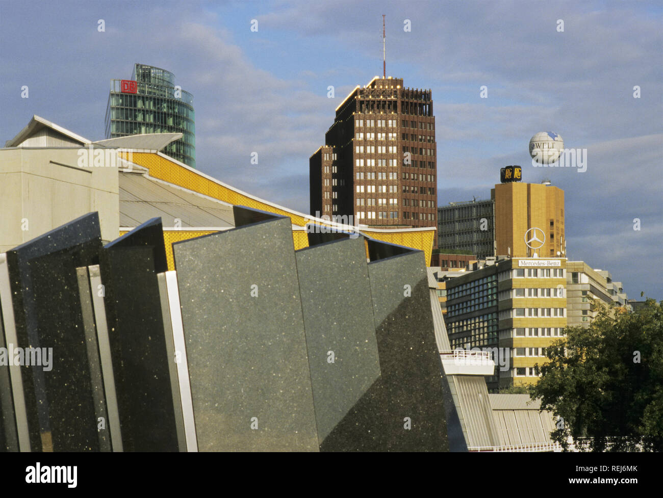 Kulturforum piazzetta, con vista sullo skyline di Potsdamer Platz e il Tiergarten di Berlino, Berlino, Germania. Foto Stock