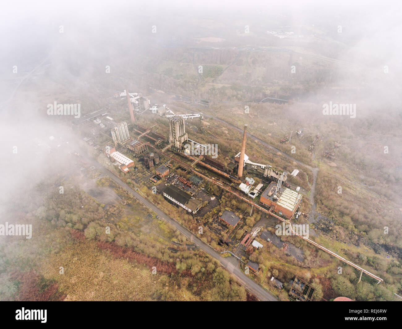 Vista aerea delle costruzioni abbandonate del Cwm ex miniera di carbone da coke e lavora a Beddau vicino a Pontypridd, Galles Foto Stock