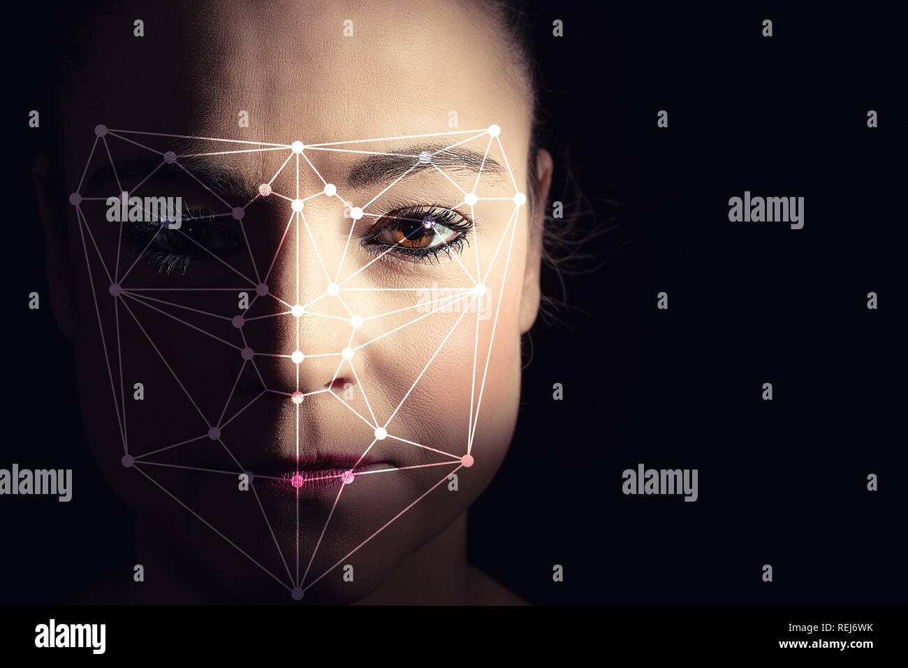 Il riconoscimento di un volto femminile mediante stratificazione di una maglia e la lettura mediante scanner. La verifica biometrica e identificazione Foto Stock