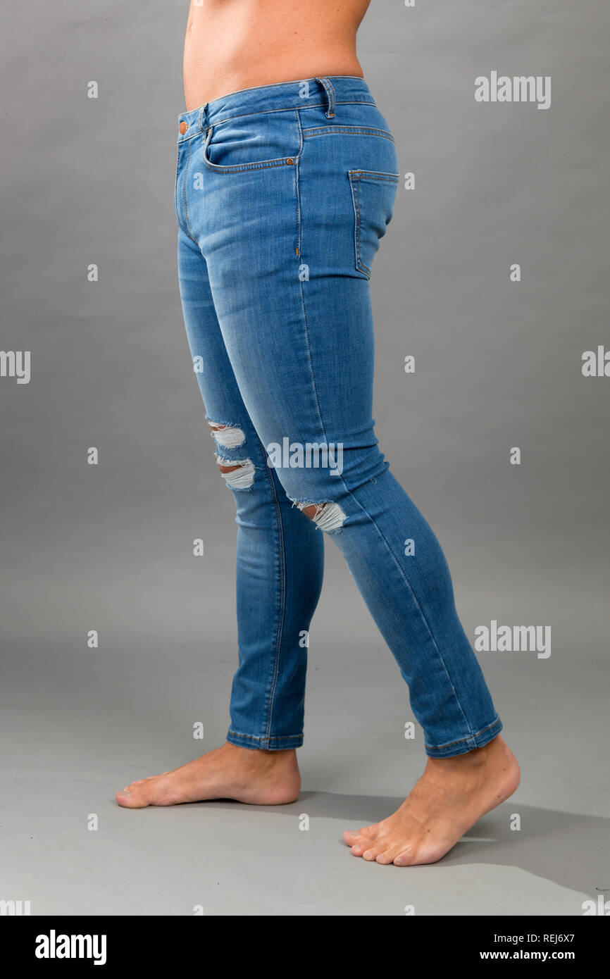 Moderno senza marchio maschio Blue skinny jeans strappati isloated su sfondo grigio Foto Stock