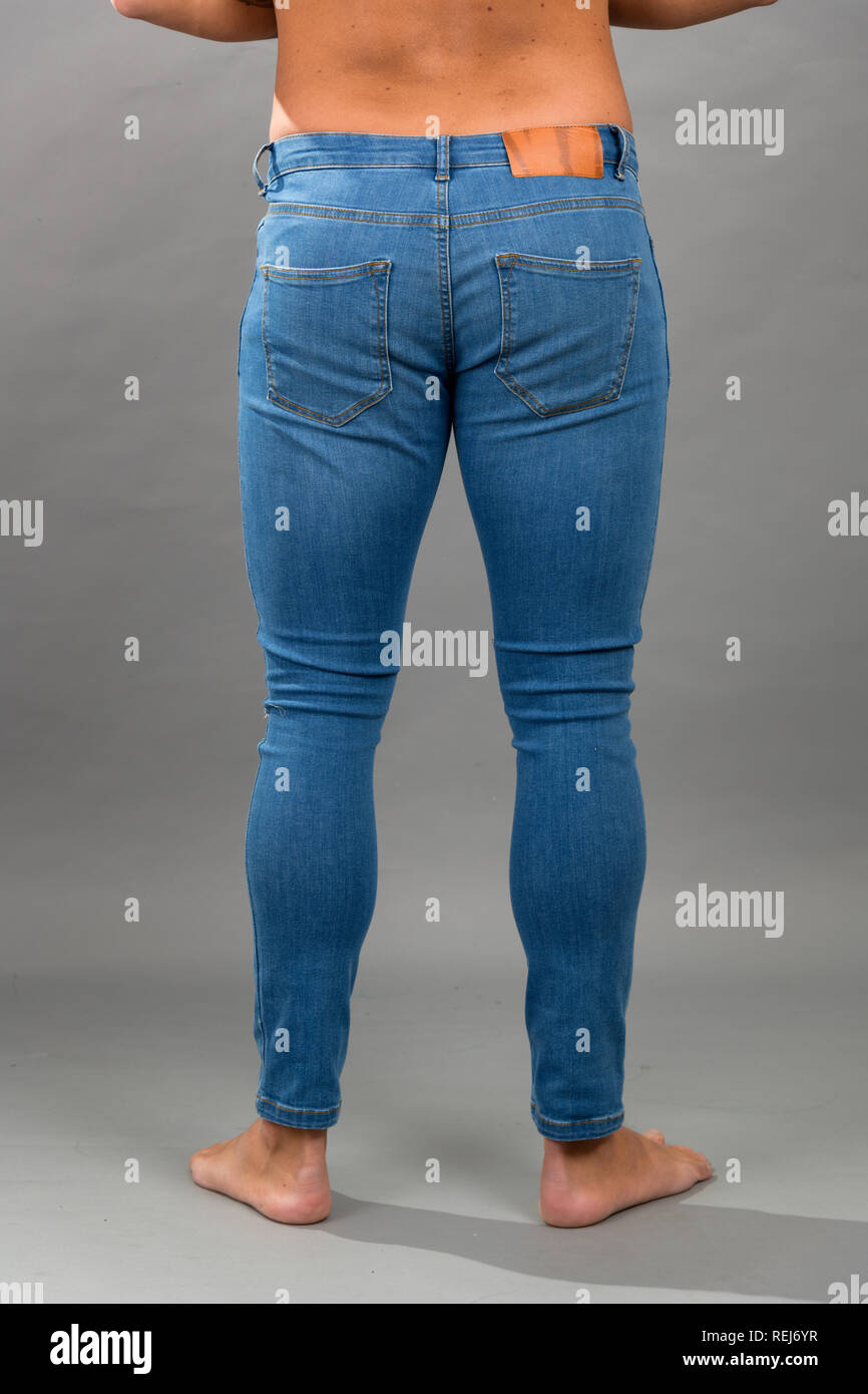 Moderno senza marchio maschio Blue skinny jeans strappati isloated su sfondo grigio Foto Stock