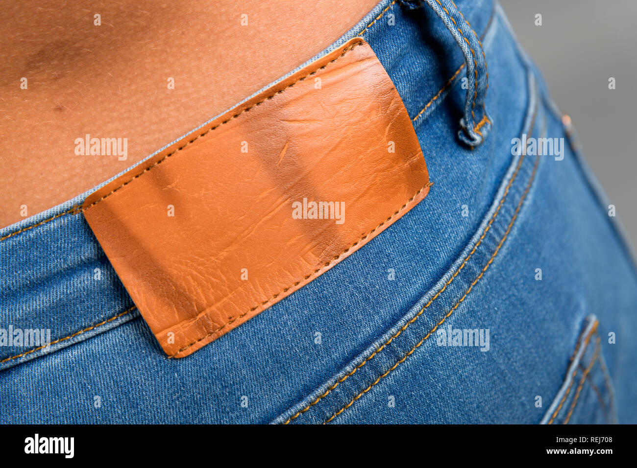 Moderno senza marchio maschio Blue skinny jeans strappati isloated su sfondo grigio Foto Stock