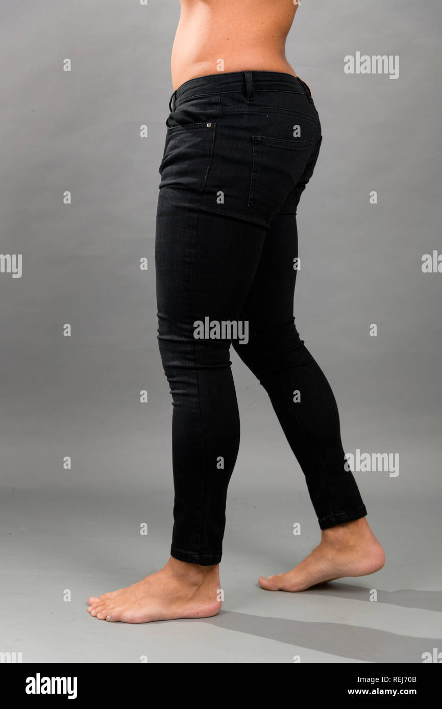 Moderno senza marchio maschio Black skinny jeans isloated su sfondo grigio Foto Stock