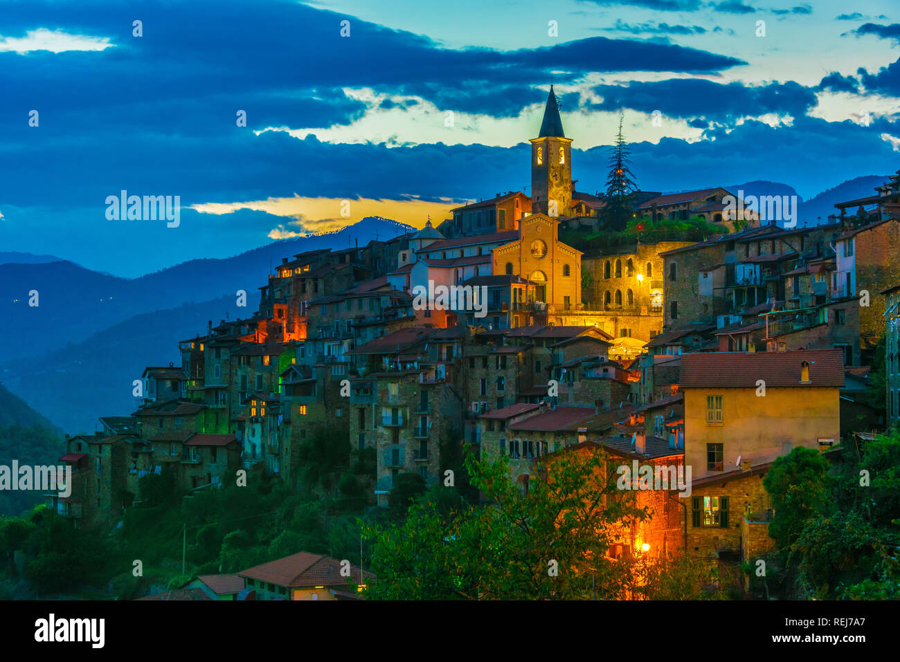 Vista di Apricale in provincia di Imperia Liguria, Italia. Foto Stock