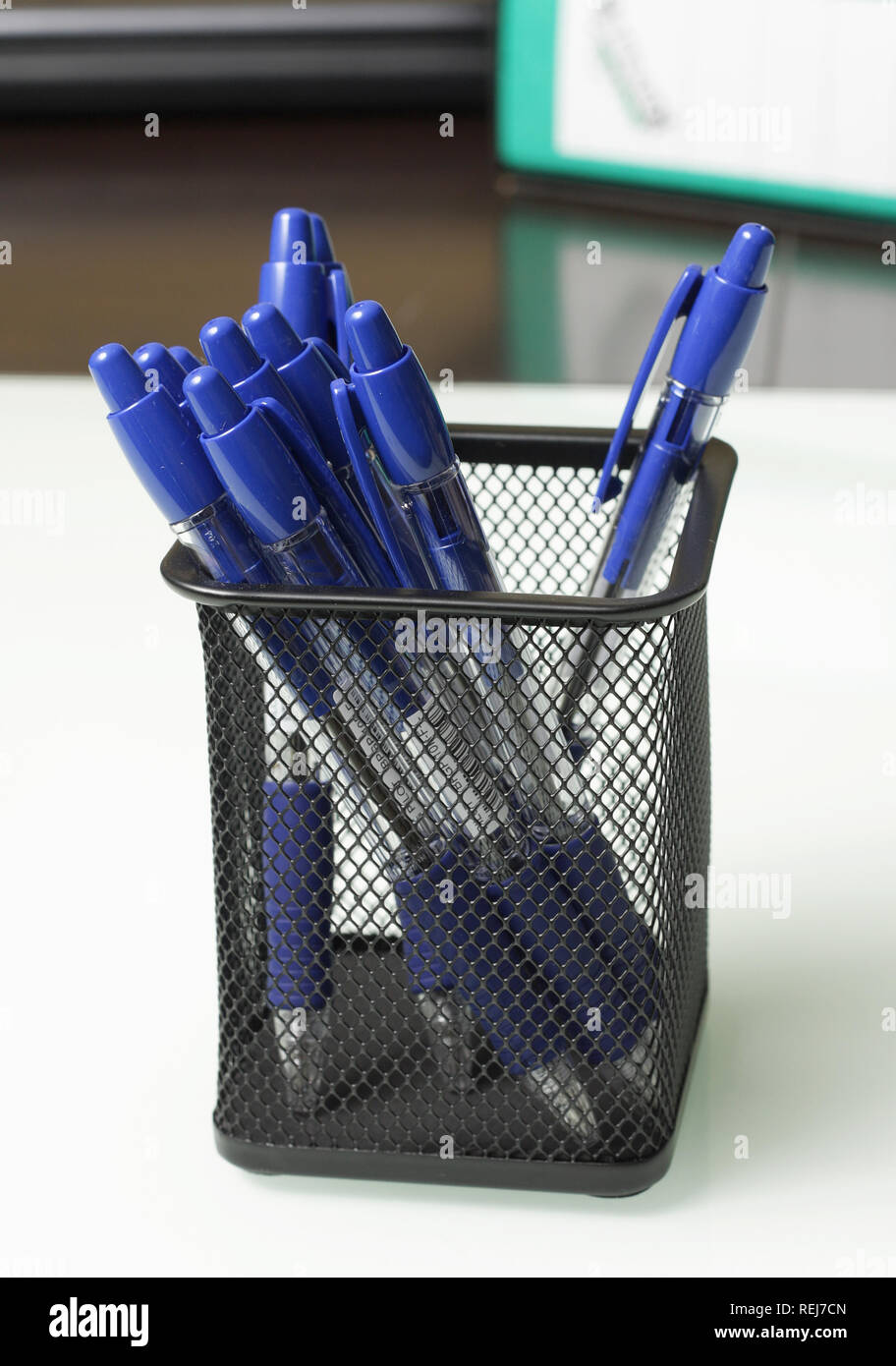 Penne porta penna sulla scrivania in ufficio Foto stock - Alamy
