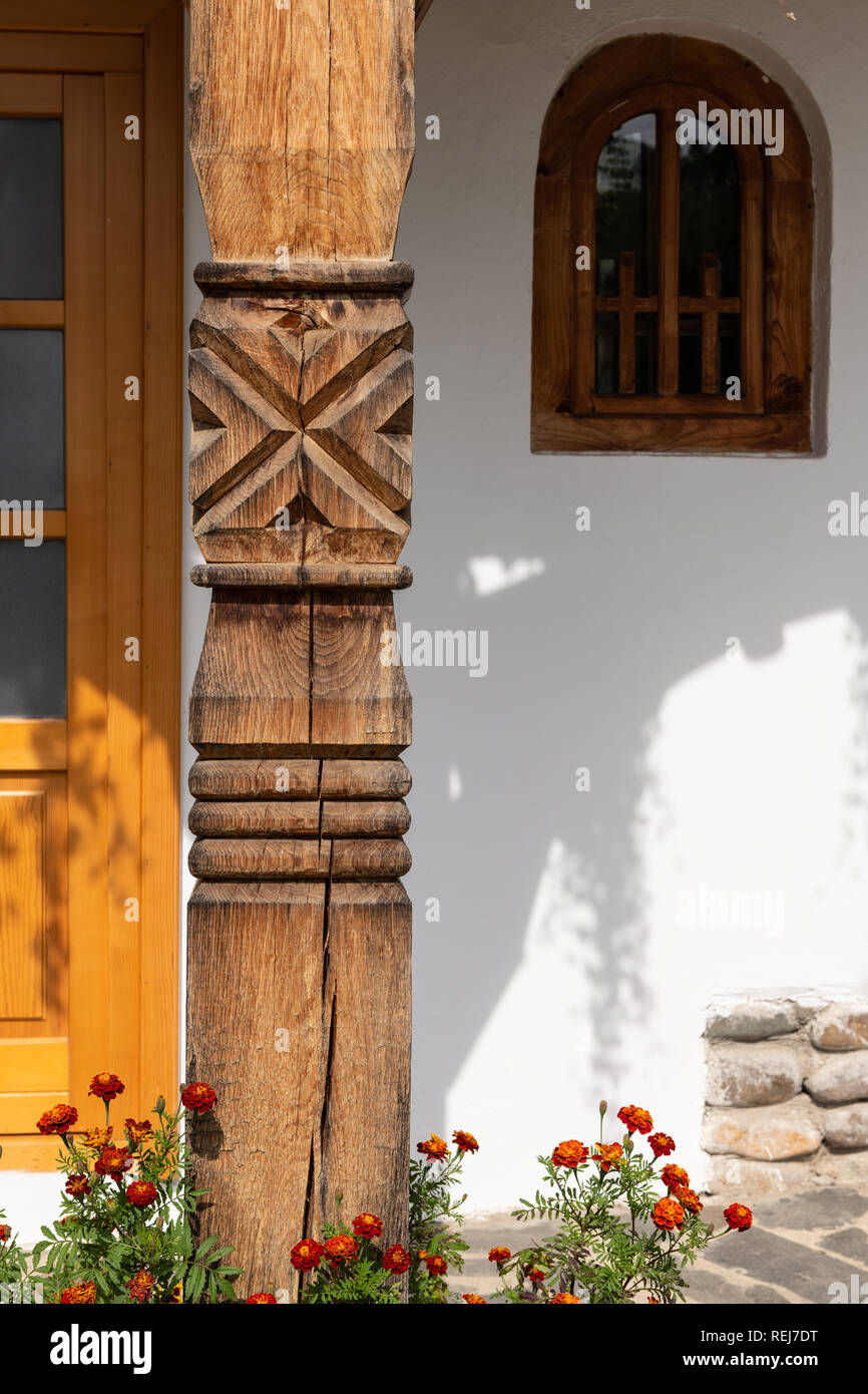Barsana Monastero dettagli architettonici - scolpito in legno (colonna Maramures, Romania). Foto Stock