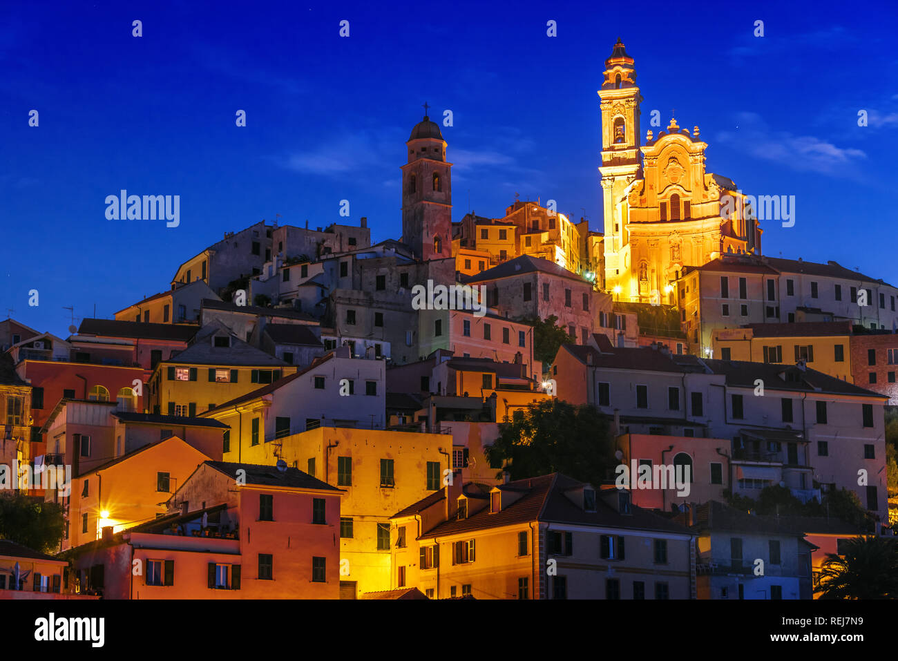 Il borgo di Cervo sulla Riviera Italiana nella provincia di Imperia Liguria, Italia Foto Stock