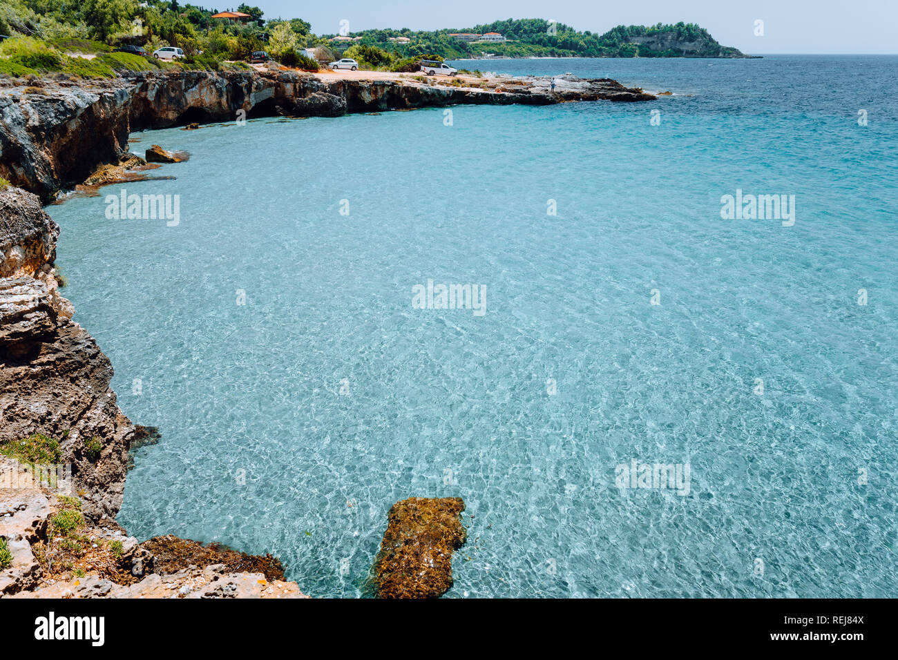 Parte inferiore sabbiosa di un poco profondo Blue Bay nei pressi dell'isola di Komodo in Indonesia. Questa zona dispone di alcune delle migliori immersioni nel mondo Foto Stock Parte inferiore sabbiosa di un poco profondo Blue Bay nei pressi dell'isola di Komodo in Indonesia. Questa zona dispone di alcune delle migliori immersioni nel mondo Foto Stock