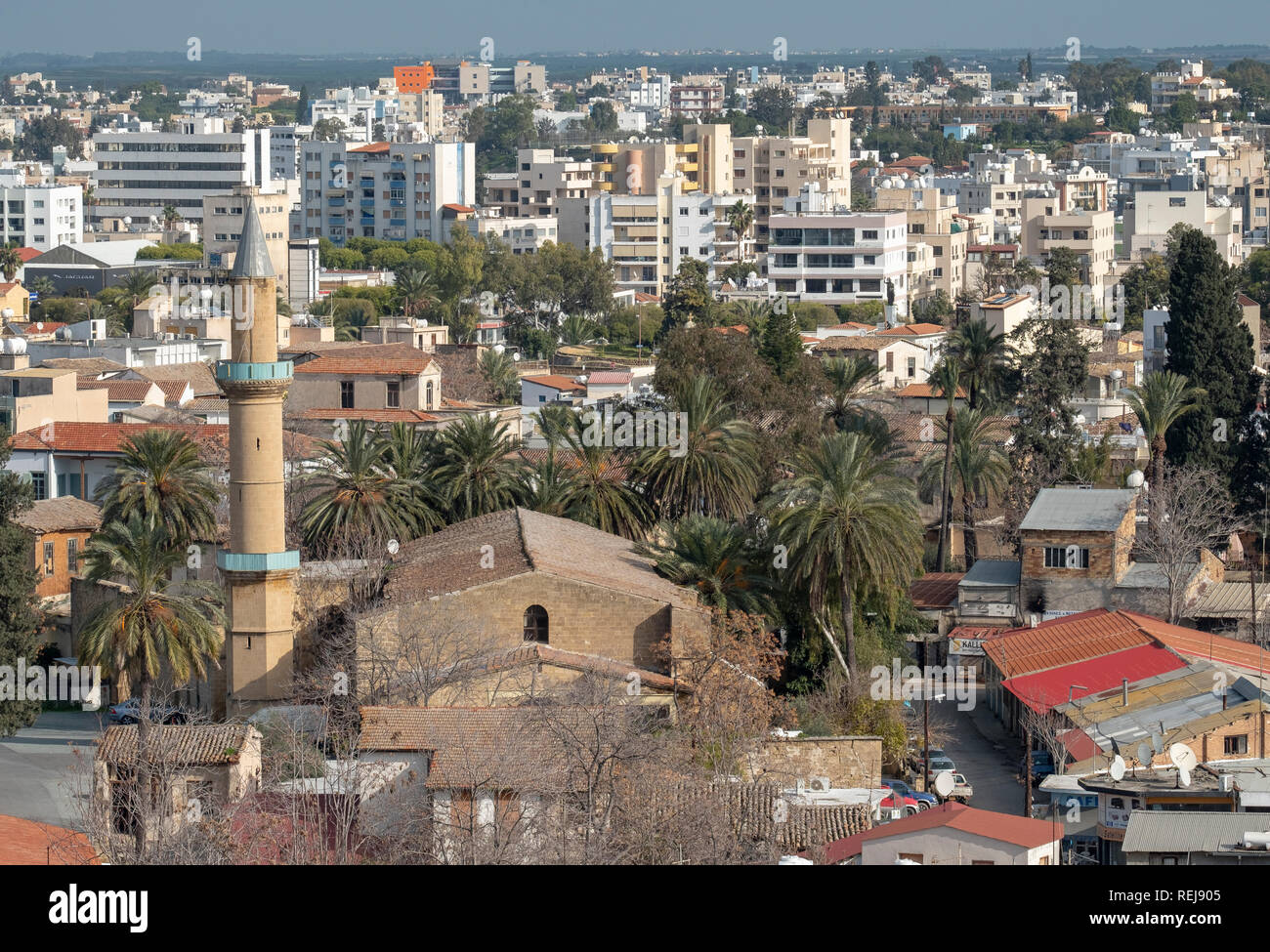 Una vista dal sud Nicosia oltre il nord turco area controllata di Nicosia (Lefkosia) Repubblica di Cipro Foto Stock