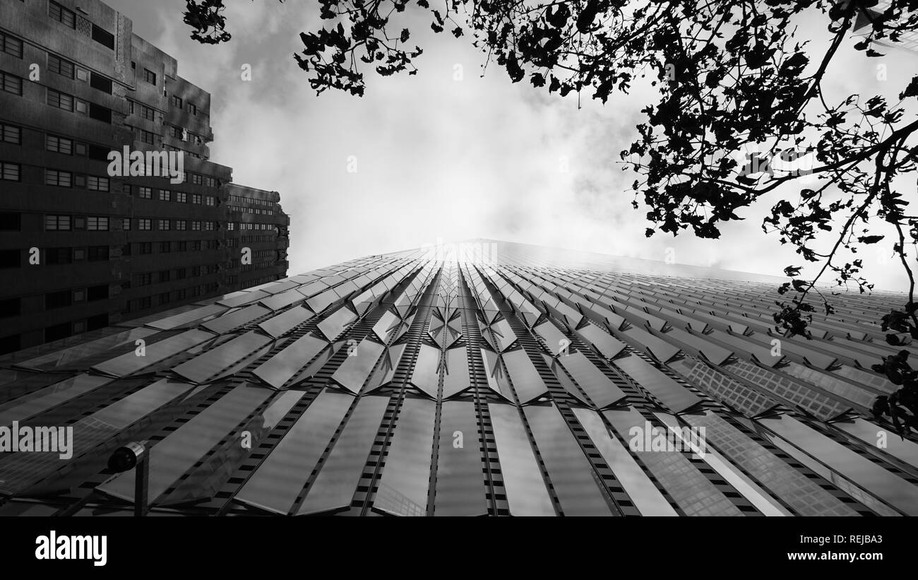 Guardando verso l'alto dalla linea in attesa di passare alla parte superiore del World Trade Center a New York City Foto Stock