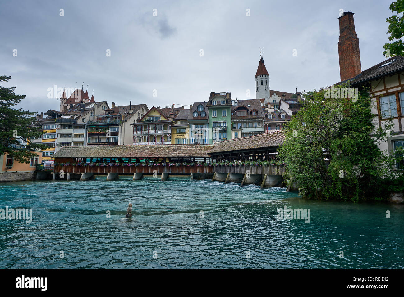 Panorama di Thun con vecchio ponte di legno sul fiume Aare. Thun Town si trova vicino al Lago Thunersee, nella regione dell'Oberland Bernese in Svizzera Foto Stock