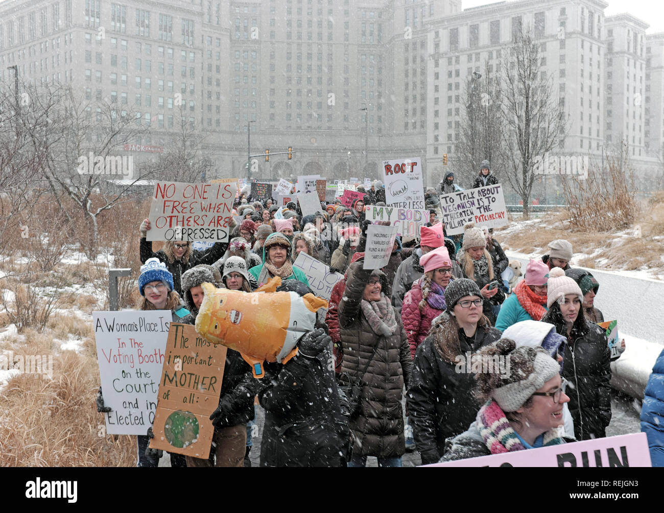 2019 Donna marzo i partecipanti con segni di lasciare piazza nel centro di Cleveland, Ohio, Stati Uniti d'America durante una tempesta di neve al rally in giro per la città. Foto Stock
