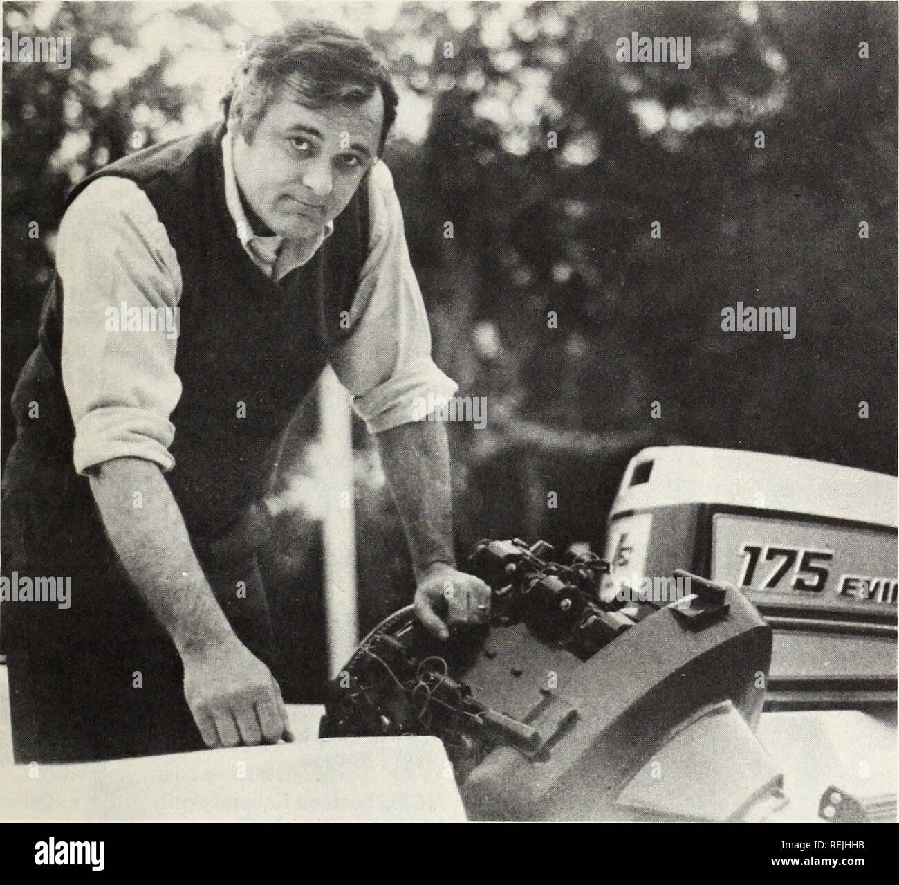 . Coast Watch. Risorse Marine; oceanografia; gestione delle zone costiere; ecologia costiera. Notizie Meteo, relè-style Foto di Cassie Griffin. Hines ha incoraggiato dei proprietari di imbarcazioni per mantenere le loro attrezzature desidera sapere navigare su pesce e dove si possono guidare sulla spiaggia di pesce." Hines ha diversi modi di fornire le seguenti informazioni: - con un ufficio presso la N. C. Risorse Marine Center a Boga banche, Hines è costantemente in contatto con persone interessate a risorse marine, e quei numeri aumentare durante i mesi estivi. Non tutti Hines' giungono richieste dalla costa o addirittura dal Foto Stock