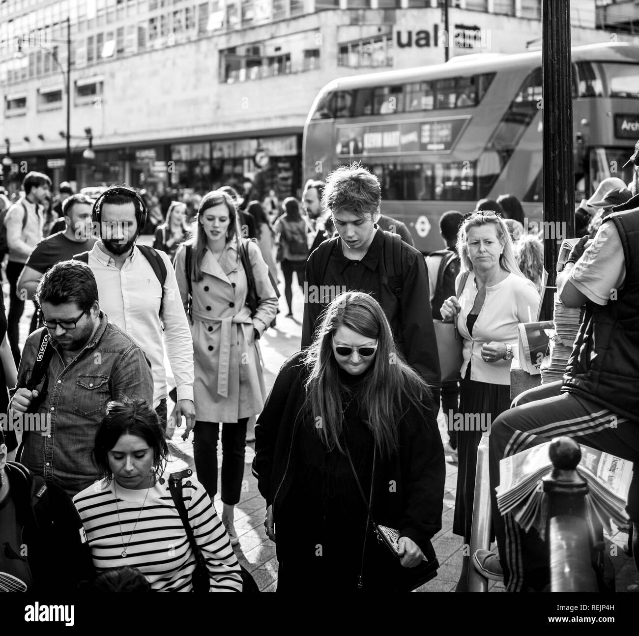 LONDON, Regno Unito - 18 Maggio 2018: bianco e nero Oxford Circus Station uomo distribuzione ultime Royal Wedding news attraverso la free edition di sera giornale Standard Foto Stock