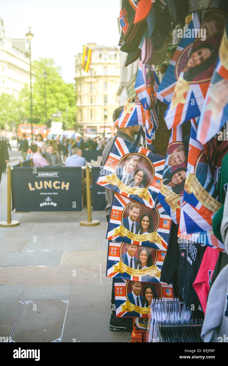 LONDON, Regno Unito - 18 Maggio 2018: Street negozio di vendita di memorabilia di souvenir royal wedding celebrazione un giorno prima del Castello di Windsor Meghan Markle principe Harry matrimonio Foto Stock