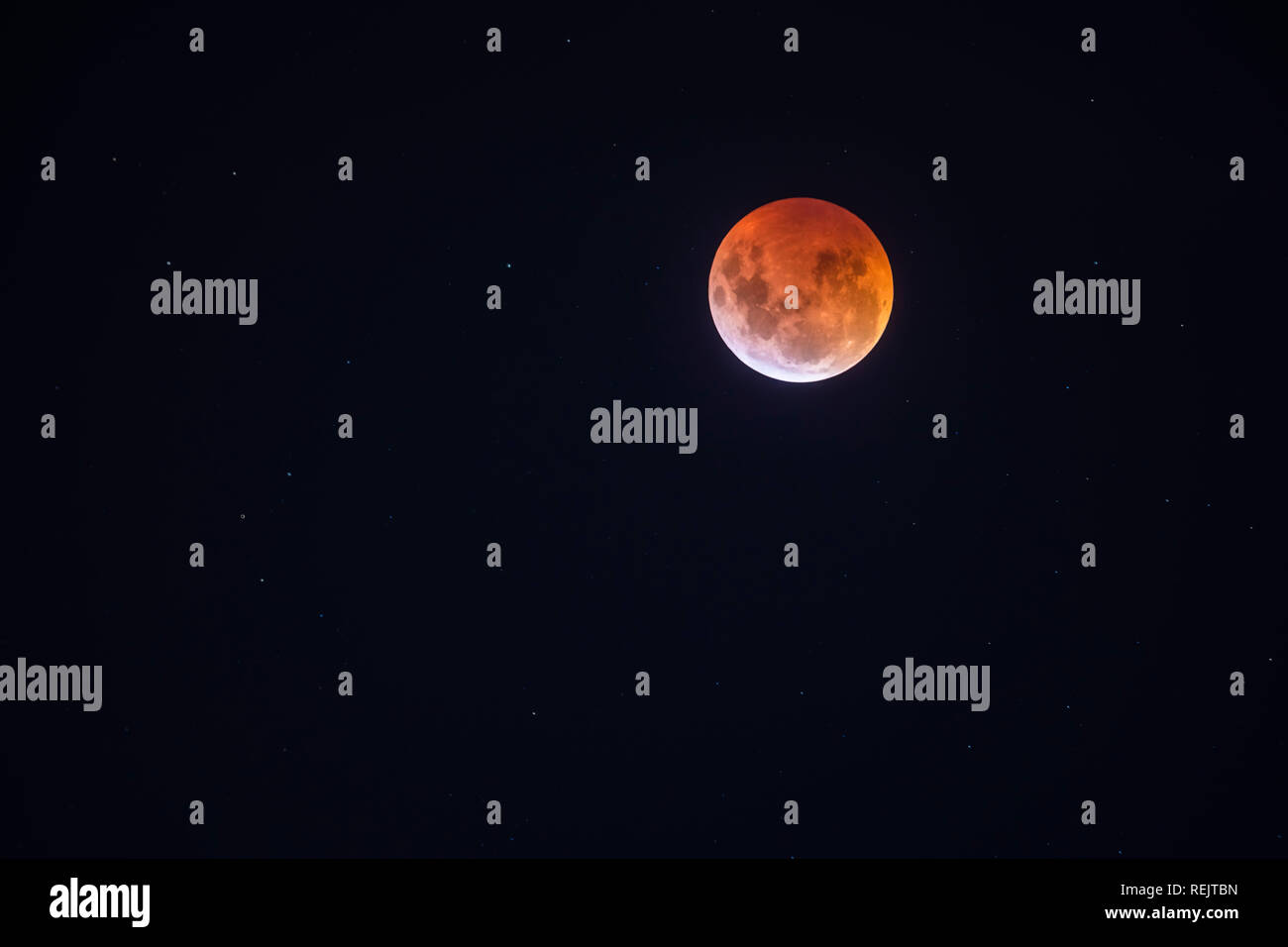 Rosso Sangue Luna eclipse da Santiago de Cile città, una vista dall'emisfero meridionale di questo straordinario evento astronomico della terra ombra Foto Stock