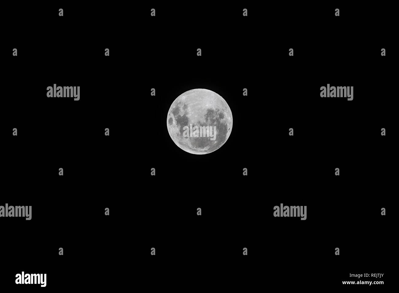 Rosso Sangue Luna eclipse da Santiago de Cile città, una vista dall'emisfero meridionale di questo straordinario evento astronomico della terra ombra Foto Stock