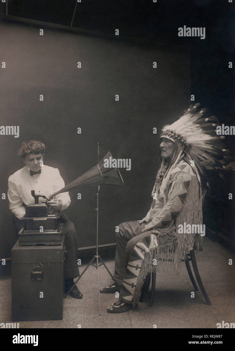 Capo di montagna, Piegan Native American Indian, ascoltando la registrazione con l'etnologo Frances Densmore, 1916 Foto Stock