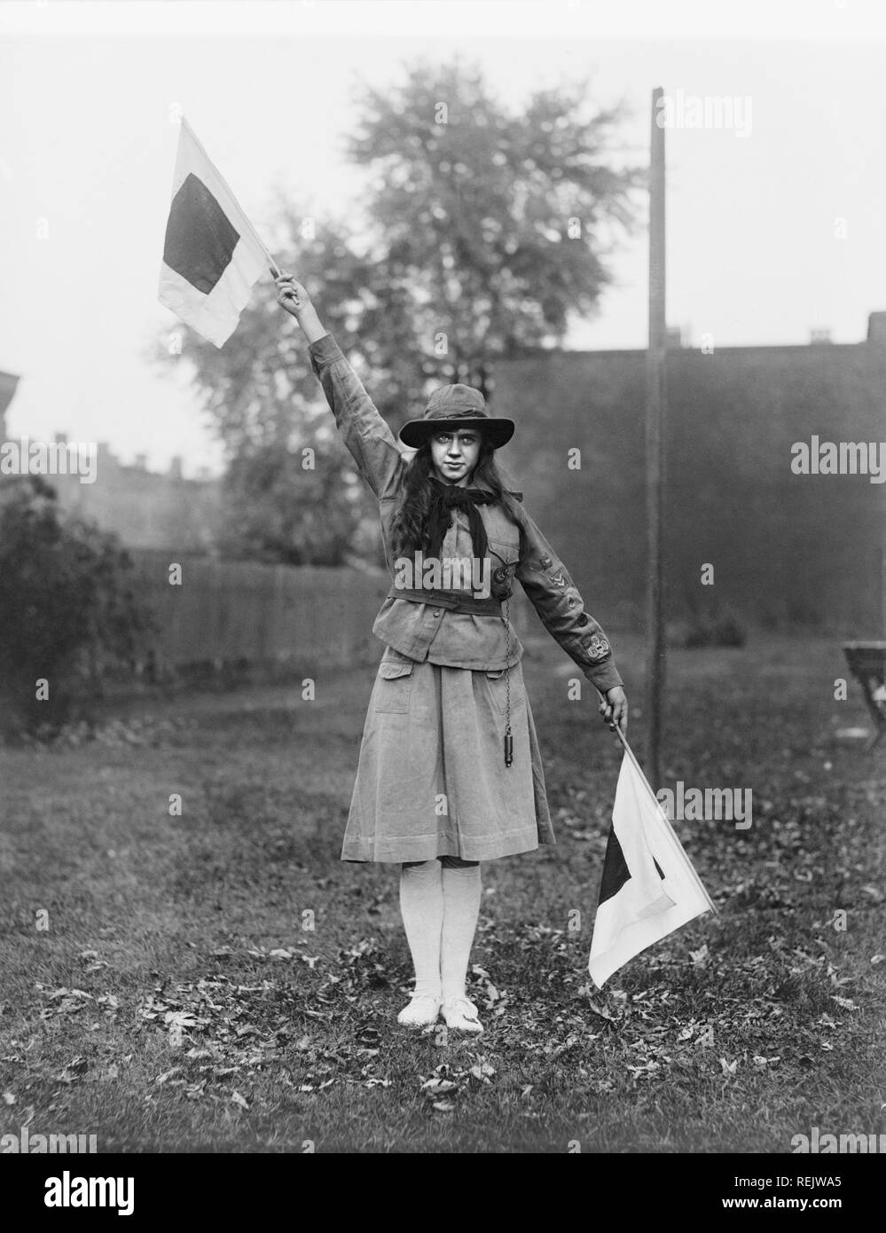 Ragazza Scout sventolano due bandiere, Washington DC, Stati Uniti d'America, Nazionale Foto Company, 1920 Foto Stock