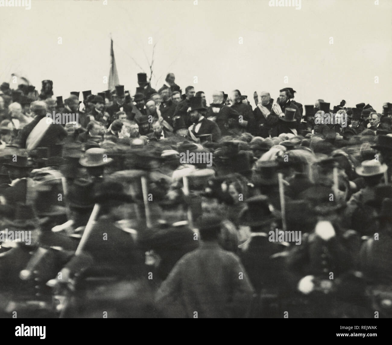 Stati Uniti Il presidente Abraham Lincoln (senza cappello sotto bandiera leggermente a destra) in piedi fra la folla durante la dedizione di Del Soldato Cimitero nazionale dove ha pronunciato il suo discorso famoso, l'indirizzo di Gettysburg, Gettysburg, Pennsylvania, USA, 19 novembre 1863 Foto Stock
