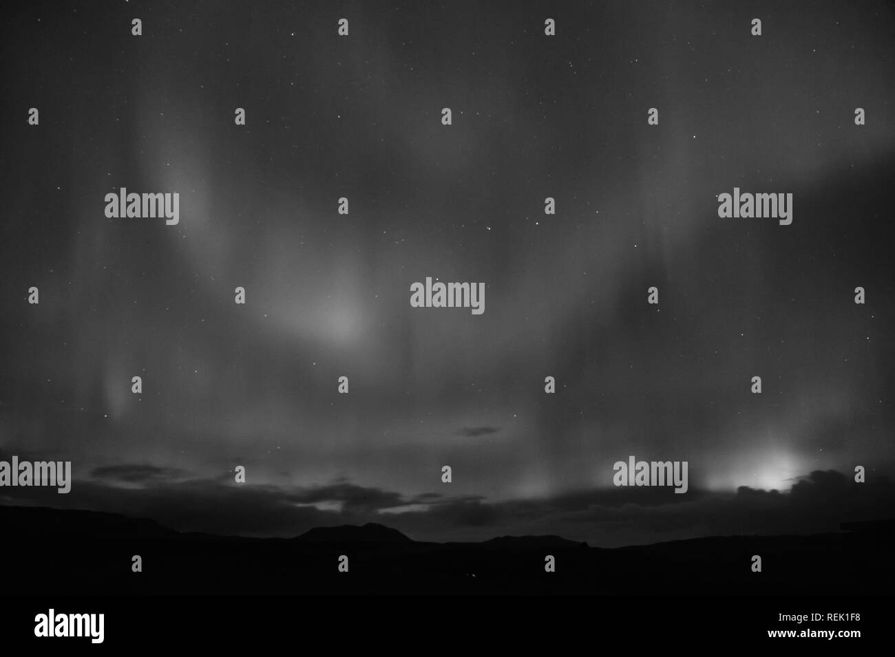 Luogo migliore vedere aurora boreale. I miracoli della natura. Aurora dark sky. Una natura che stupisce fenomeni. Quando è il tempo migliore per vedere luci del nord. Posto per vedere le luci del nord. Northern Light cielo nero con le stelle. Foto Stock