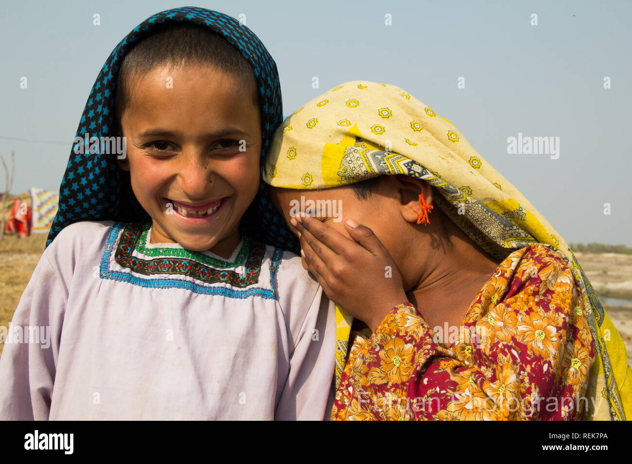 Due ragazze Sindhi ridere Foto Stock