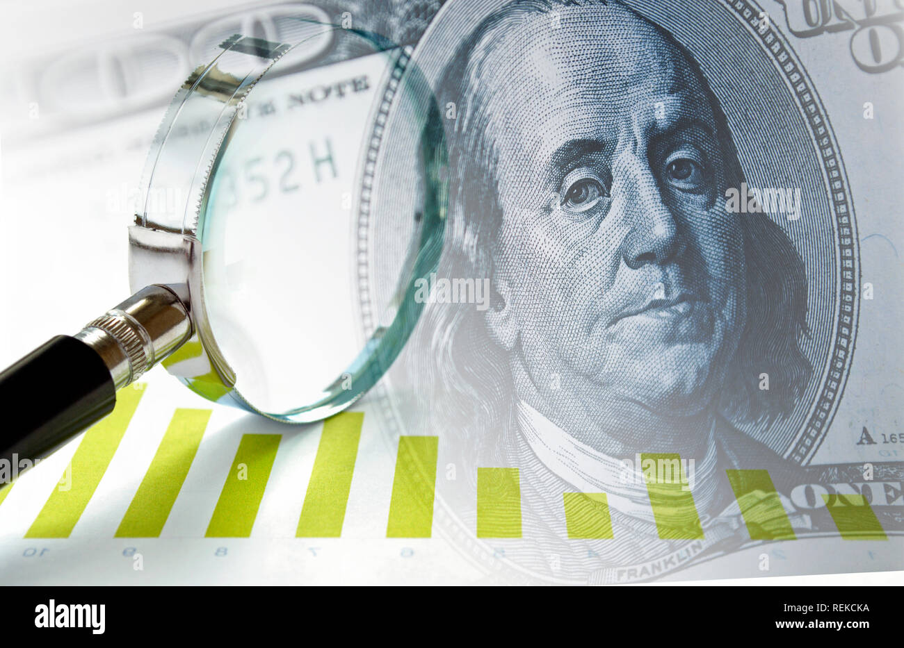Finanze aziendali e il concetto di prestazioni con un'immagine composita di 100 dollari, un grafico a barre e la lente di ingrandimento la segnalazione di una revisione di audit o di ricerca Foto Stock