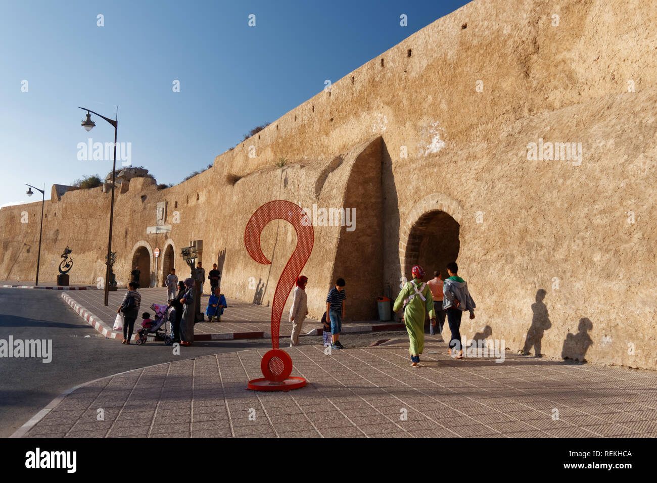 Installazioni artistiche all'ingresso della città vecchia di El Jadida, Marocco Foto Stock