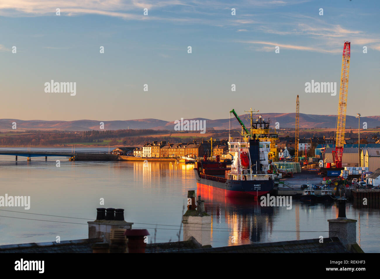 Le navi che sostenere le piattaforme petrolifere nel Mare del Nord utilizzare Montrose Harbour come una base, la loro dimensione che domina l'alloggiamento circostante. Foto Stock