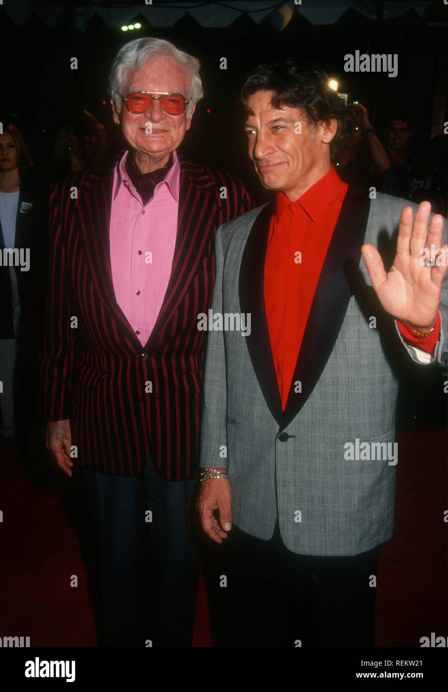 HOLLYWOOD, CA - 11 ottobre: Attore Buddy Ebsen e attore Jim Varney frequentare Warner Bros Foto' 'l'Beverly Hillbillies' Premiere del 11 ottobre 1993 presso il Teatro Cinese di Mann in Hollywood, la California. Foto di Barry re/Alamy Stock Photo Foto Stock