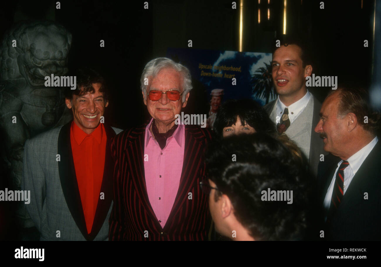 HOLLYWOOD, CA - 11 ottobre: attore Jim Varney, attore Buddy Ebsenm, attrice Lily Tomlin, attore DIedrich Bader e attore Dabney Coleman frequentare Warner Bros Foto' 'l'Beverly Hillbillies' Premiere del 11 ottobre 1993 presso il Teatro Cinese di Mann in Hollywood, la California. Foto di Barry re/Alamy Stock Photo Foto Stock