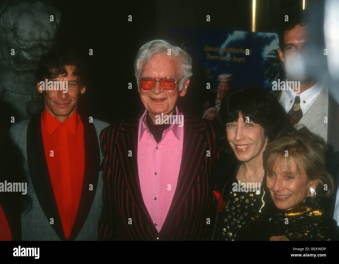 HOLLYWOOD, CA - 11 ottobre: attore Jim Varney, attore Buddy Ebsenm, attrice Lily Tomlin, attore DIedrich Bader e attrice clori Leachman frequentare Warner Bros Foto' 'l'Beverly Hillbillies' Premiere del 11 ottobre 1993 presso il Teatro Cinese di Mann in Hollywood, la California. Foto di Barry re/Alamy Stock Photo Foto Stock