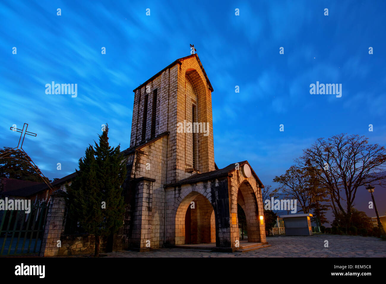 Antica chiesa in pietra di sapa con il blu del cielo notturno più popolari destinazioni di viaggio di sapa norhtern del Vietnam Foto Stock