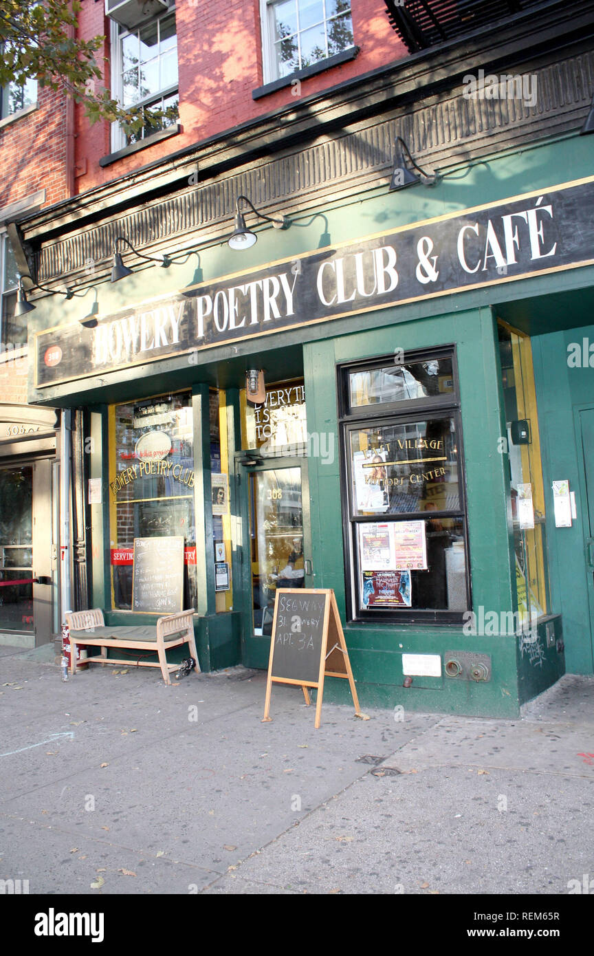 New York, NY - 25 ottobre: (esterno) a Michael O'Keefe il libro parti per 'Il nuoto da sotto il mio padre' a Bowery Poetry Club Domenica, 25 Ottobre Foto Stock