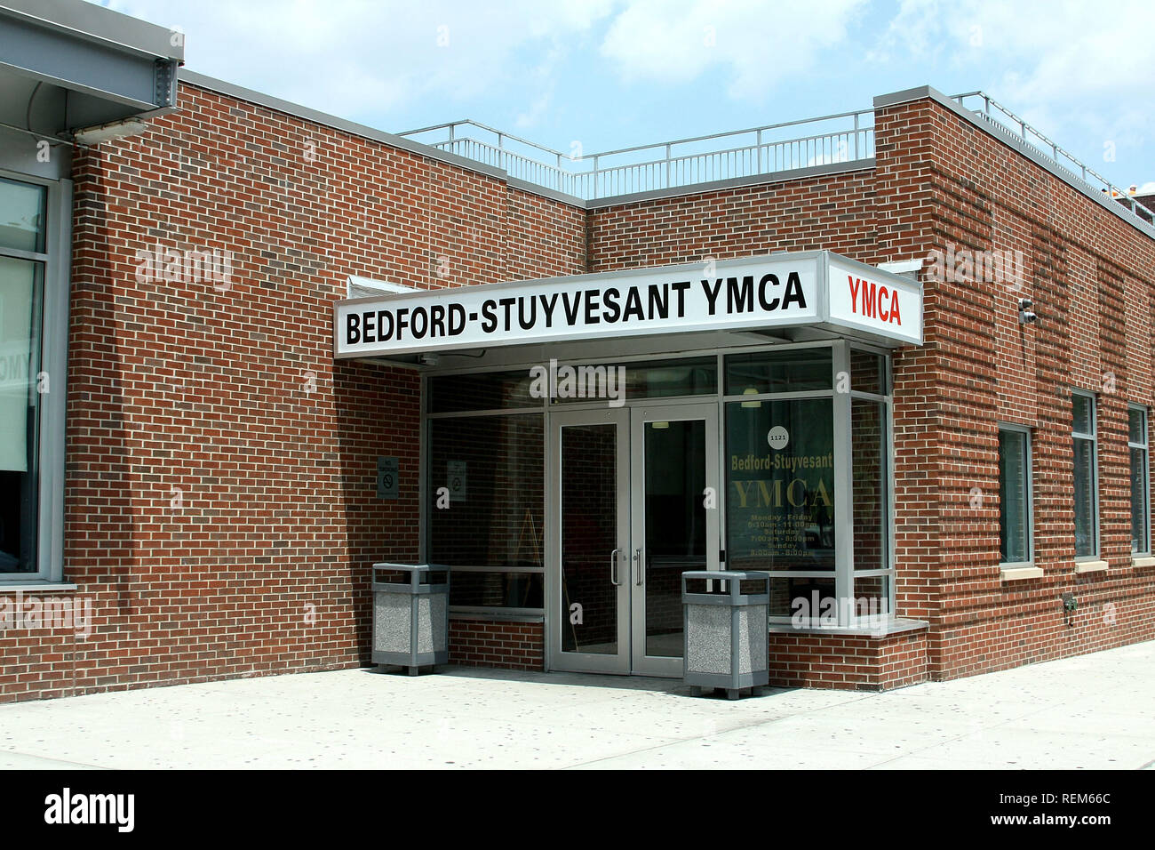 New York, NY - 23 giugno: (esterno) a 'raffreddare il tetto' Progetto a Bedford-STUYVESANT YMCA Mercoledì, 23 giugno 2010 a New York, NY. (Foto di S Foto Stock