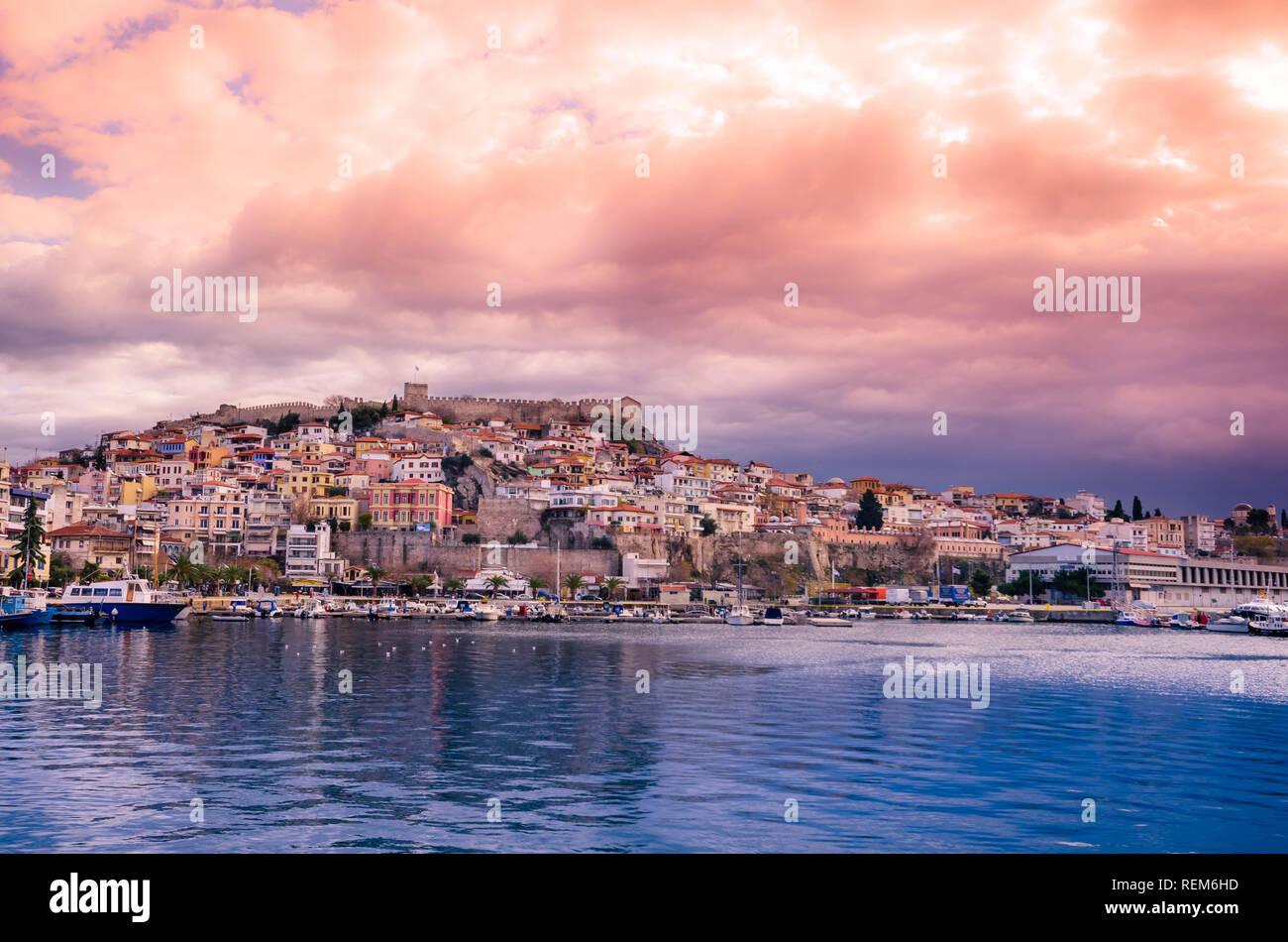 Vista stupefacente di Kavala, la pittoresca città della Grecia del nord, situata nella baia di Kavala,guardando il mare Egeo. Foto Stock