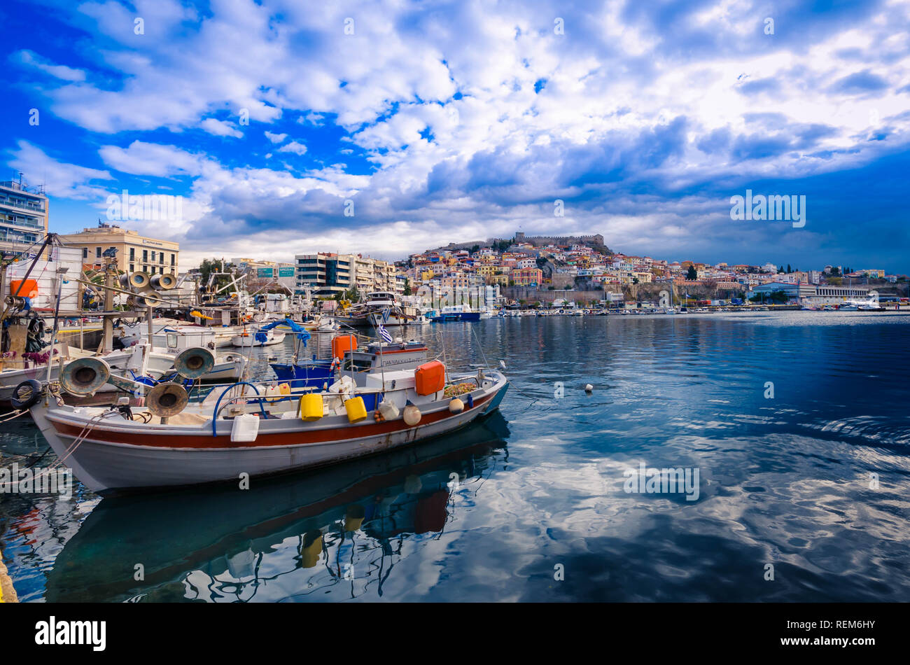 Vista stupefacente di Kavala, la pittoresca città della Grecia del nord, situata nella baia di Kavala,guardando il mare Egeo. Foto Stock