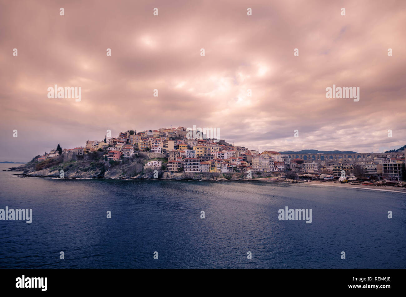 Vista stupefacente di Kavala, la pittoresca città della Grecia del nord, situata nella baia di Kavala,guardando il mare Egeo. Foto Stock