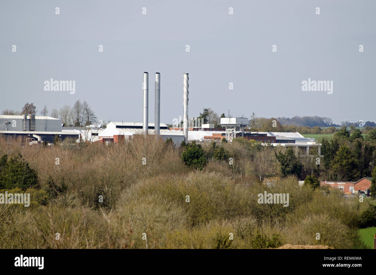 Una vista sul bosco in Overton verso la banconota di lavori di stampa eseguiti da portali in Hampshire. La cartiera era precedentemente di proprietà di De La Rue. Foto Stock