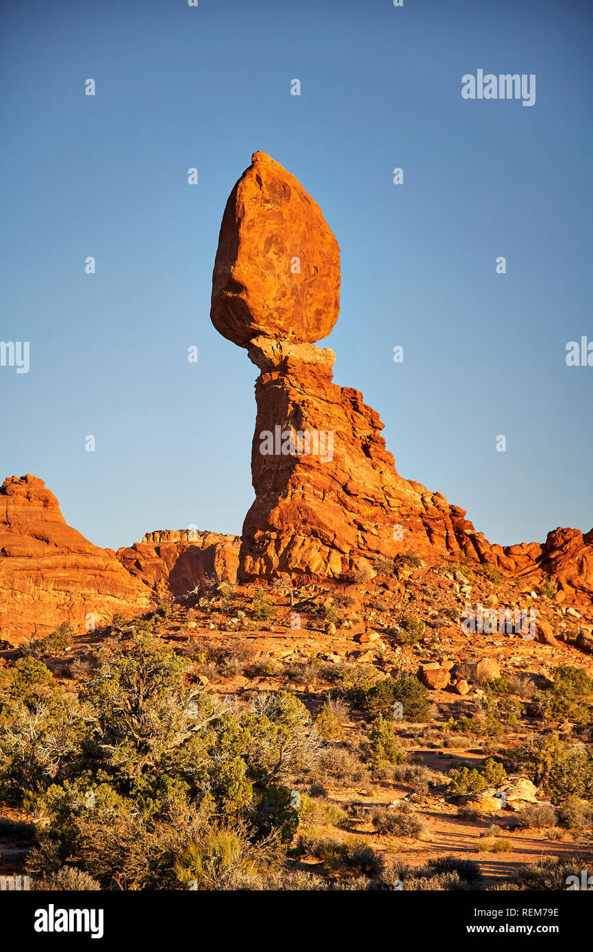 Roccia equilibrato nel Parco Nazionale di Arches, nr Moab, Utah, Stati Uniti d'America Foto Stock