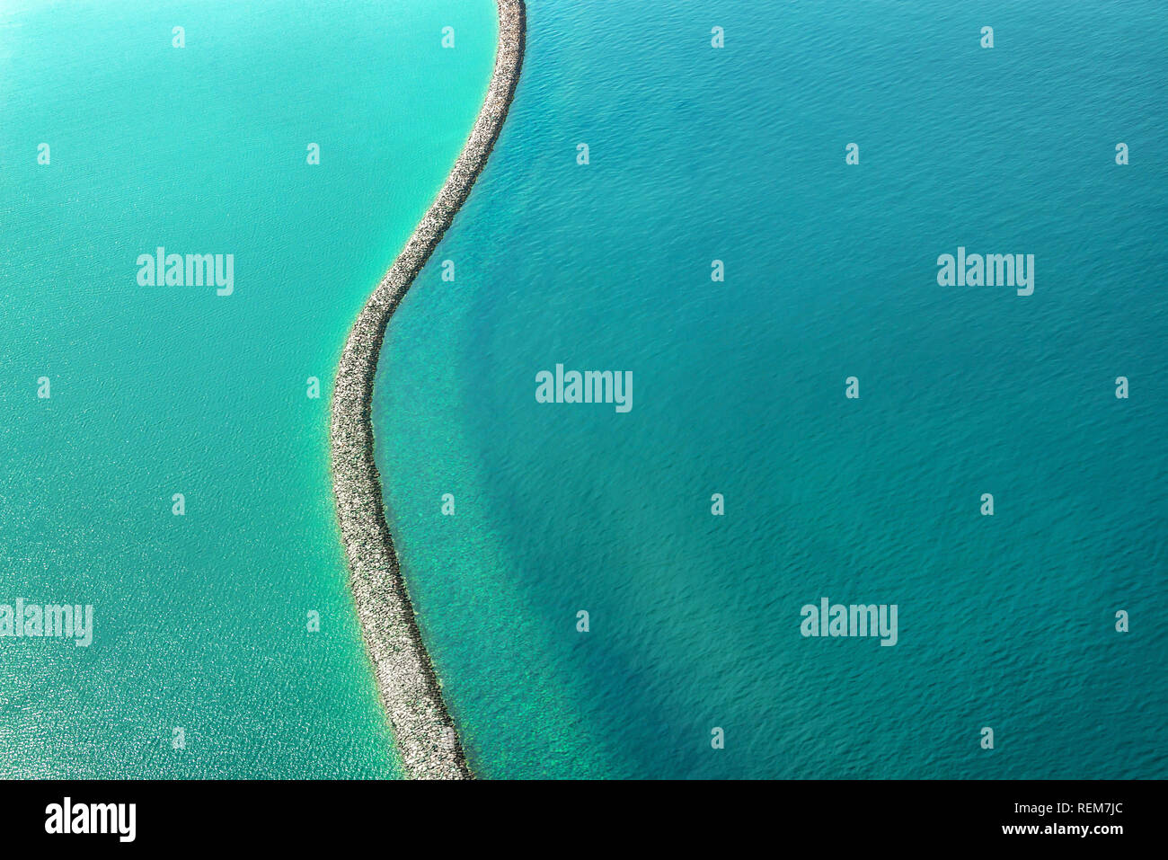 Vista aerea di una diga in acqua vicino alla costa di Dubai Foto Stock