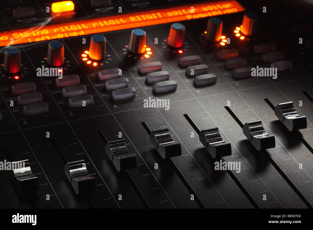 I fader di una moderna console di miscelazione, music studio dettagli equipaggiamento. Foto Stock