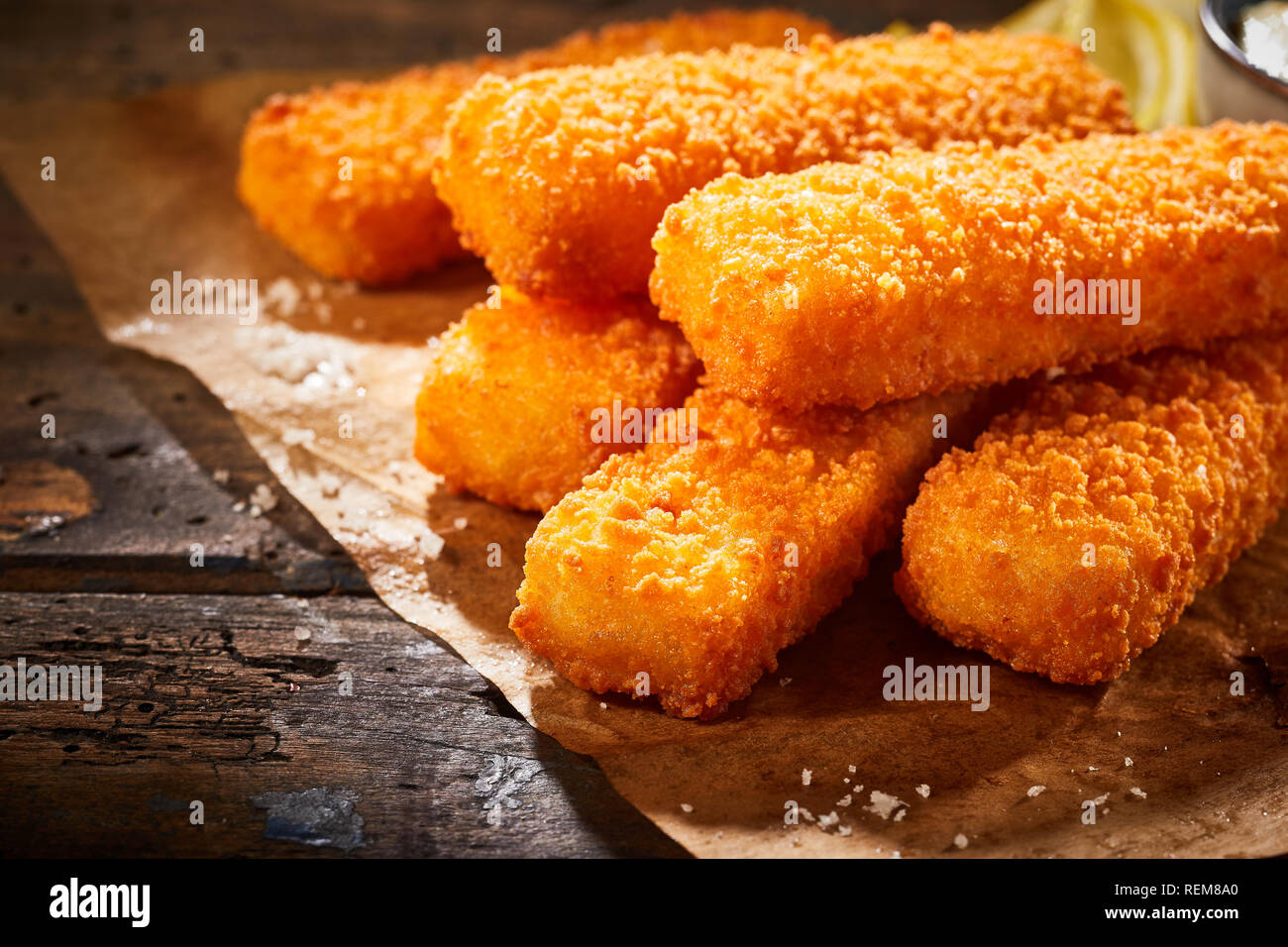 Gustoso croccante fritti i bastoncini di pesce in vista ravvicinata sul tavolo Foto Stock