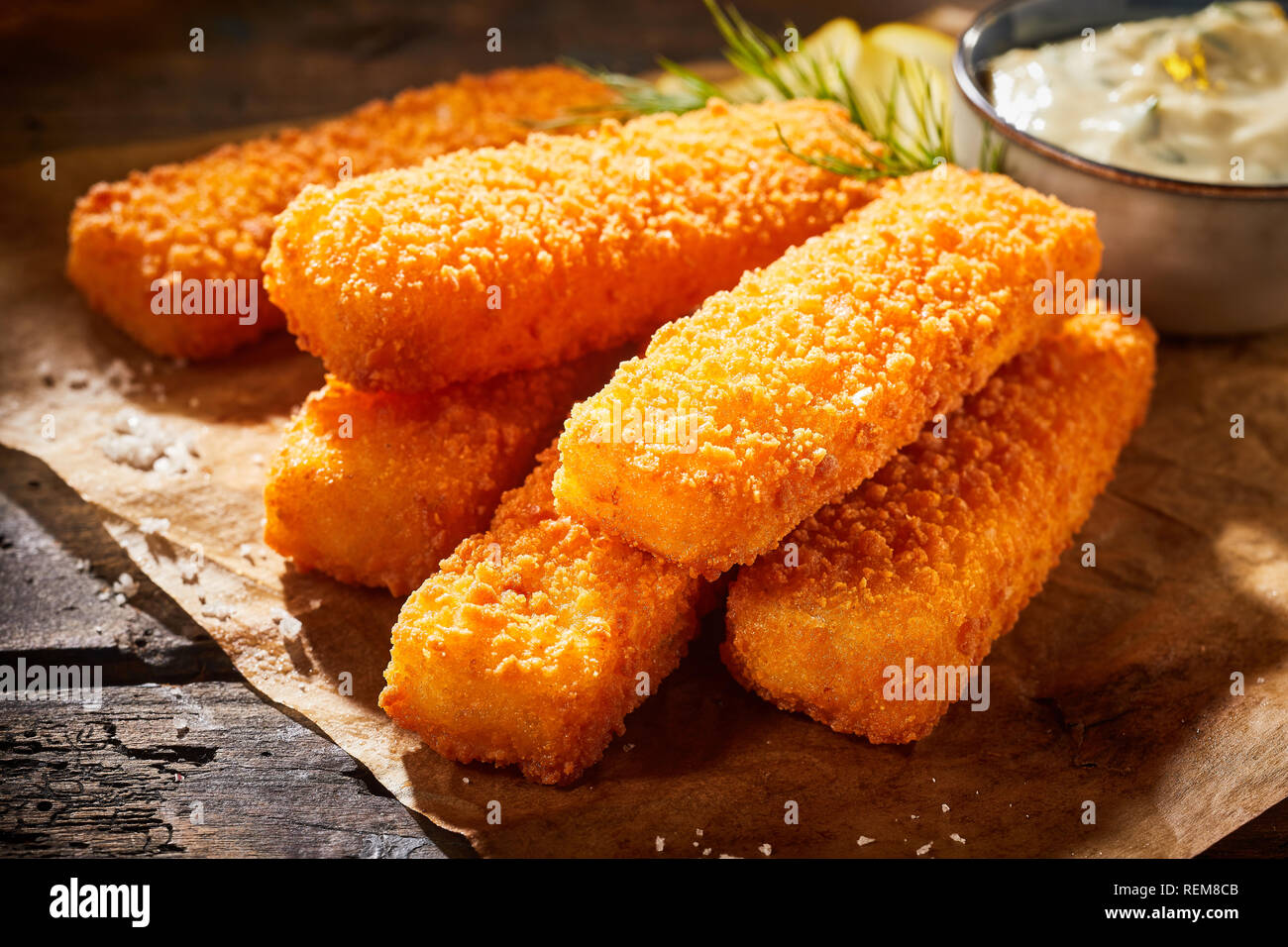Vista ravvicinata di croccante fritti i bastoncini di pesce con mollica di pane servito con salsa Foto Stock
