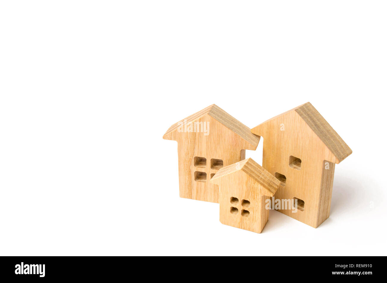 Tre case di legno su un isolato bianco sullo sfondo. Immobiliare di concetto. Ricerca e vendita di alloggiamento. Affittare una casa ed appartamento. La vendita di un immobile. Aff Foto Stock
