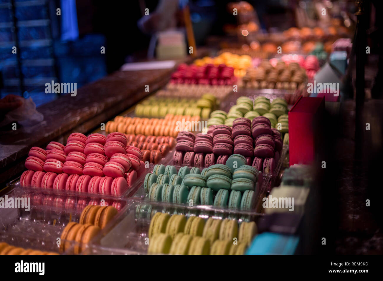 Un supporto con diversi gusti di macarons all'interno di un negozio a Parigi. Foto Stock