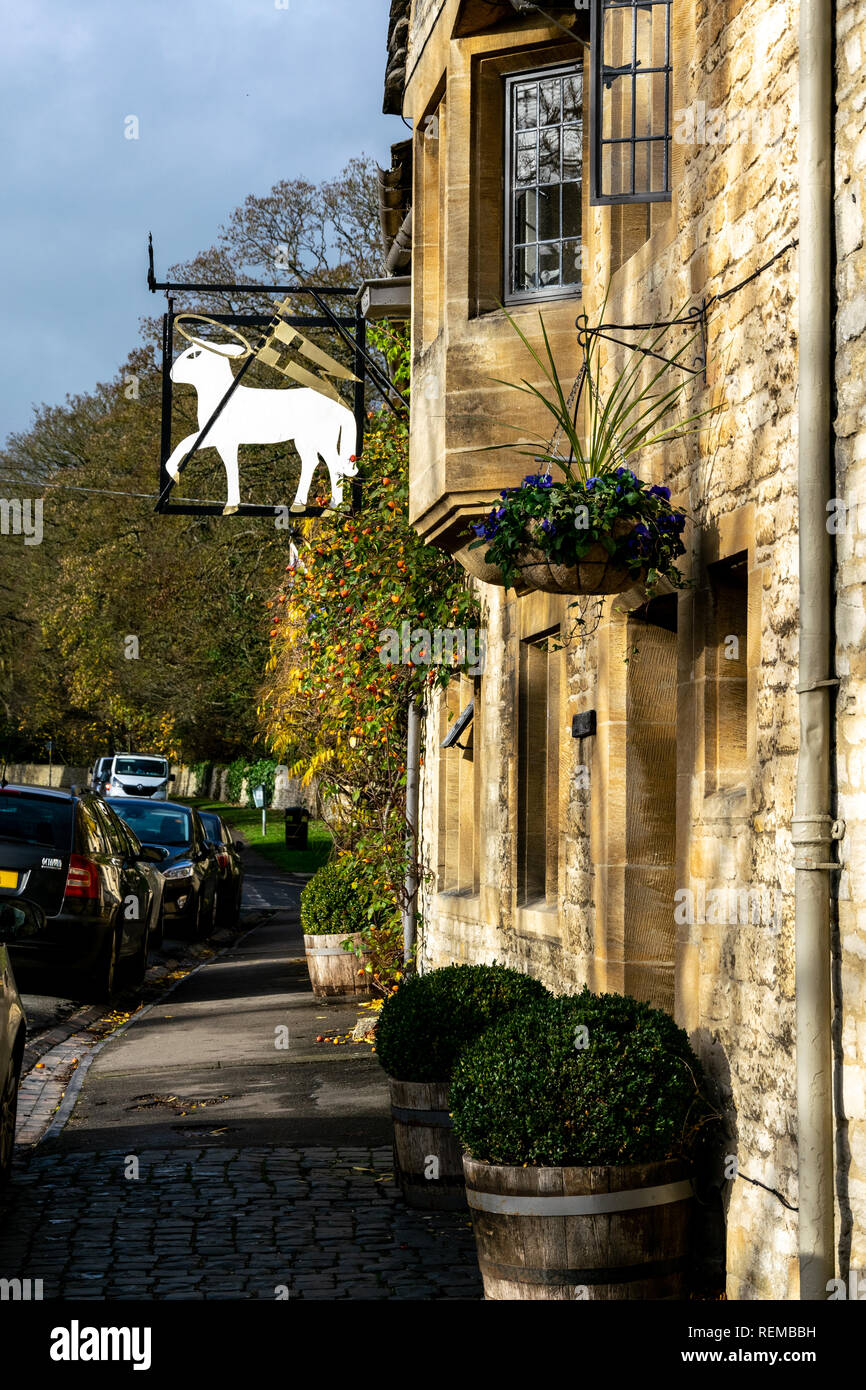 Segno sopra l'Agnello Hotel, Sheep Street, Burford in autunno Foto Stock