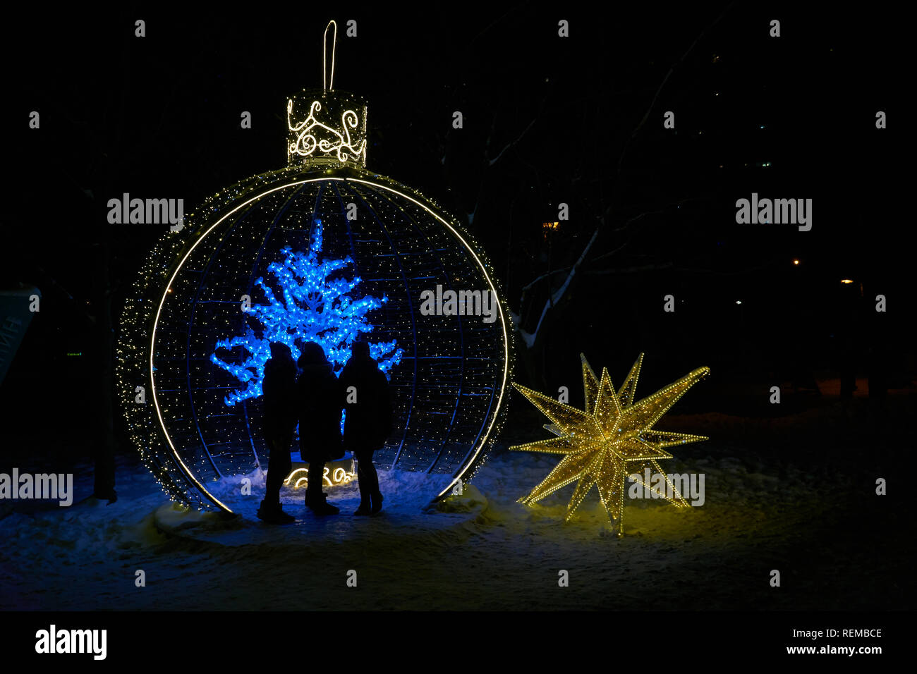 Tre silhoutes nel nuovo anno luce led decorazioni nel parco, Medvedkovo district, Mosca Foto Stock