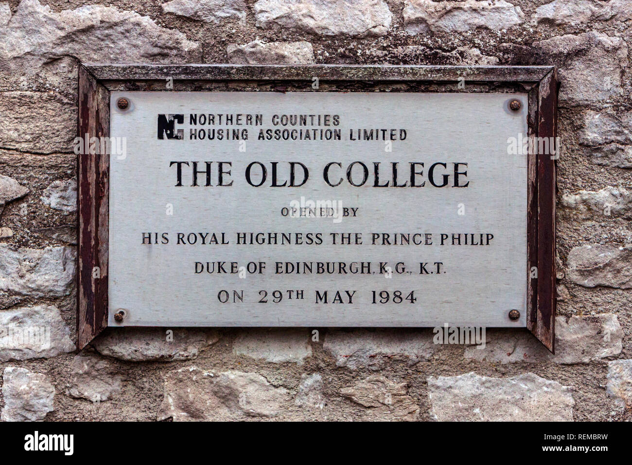 Il vecchio collegio di placca, segnando la conversione di ex Tideswell College in appartamenti, Tideswell, Derbyshire Foto Stock