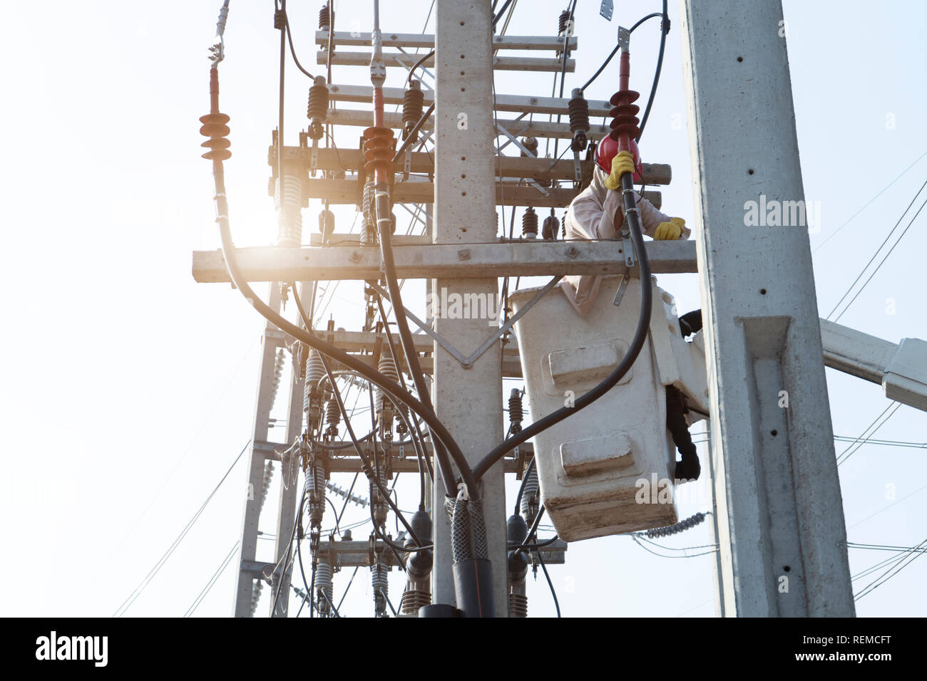 Elettricista e riparazione del sistema di potenza elettrica su piattaforma idraulica - Immagine Foto Stock